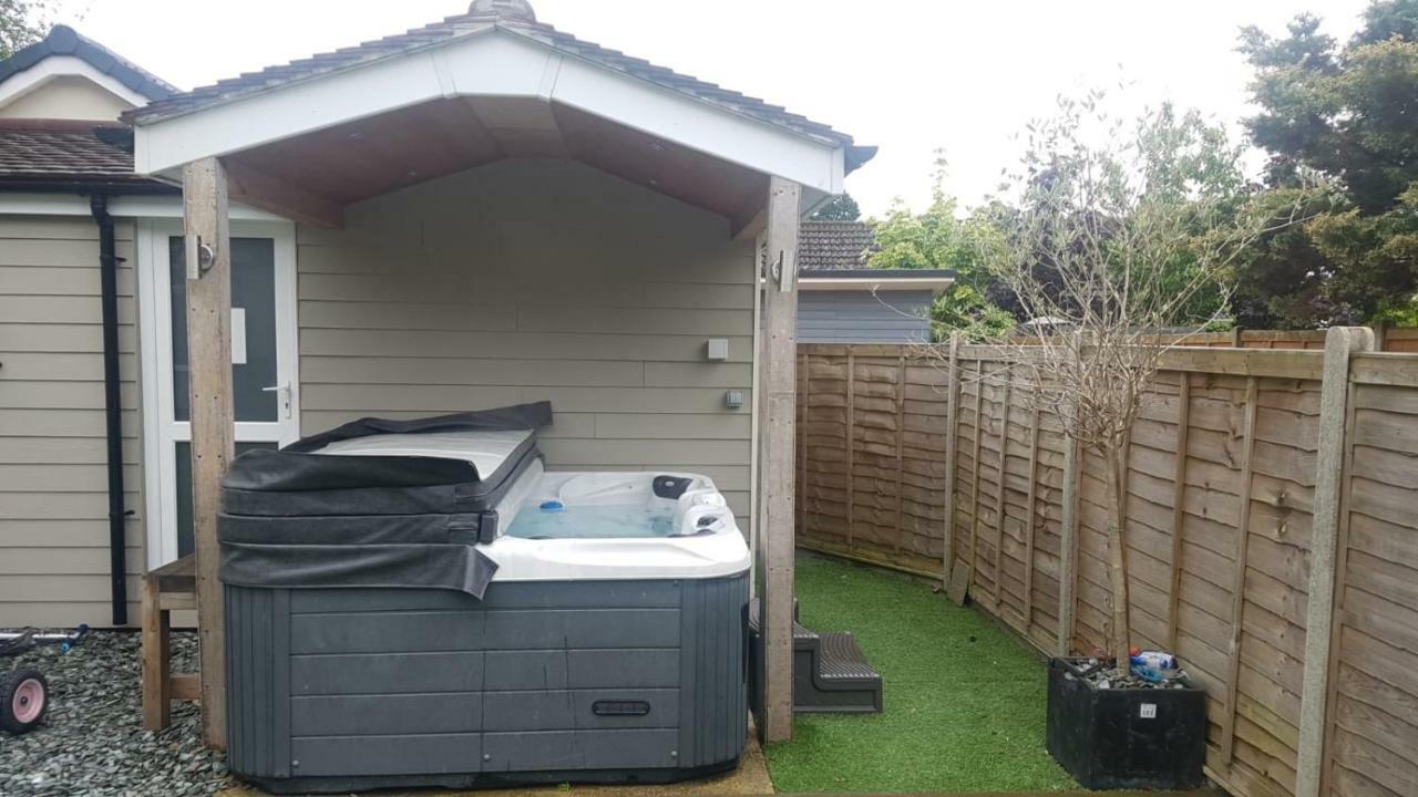Four Corners Holiday Home Hot Tub & Sauna Ferndown Luaran gambar